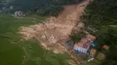 Foto dari udara menunjukkan lokasi penyelamatan bencana longsor di Yuanshan, sebuah desa di Kota Dahe yang berada di Wilayah Huangmei, Provinsi Hubei, China tengah (8/7/2020). (Xinhua/Xiao Yijiu)