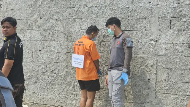 Tersangka Saefullah saat melakukan rekonstruksi pembunuhan mutilasi kepada korban di wilayah Cipayung, Depok. (Liputan6.com/Dicky Agung Prihanto)