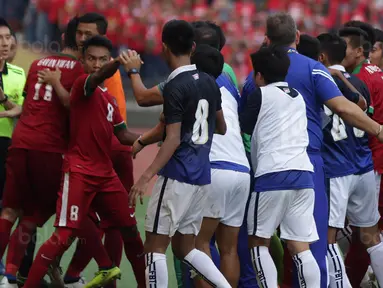 Para pemain timnas Indonesia terlibat pertikaian dengan pemain Kamboja di Stadion Shah Alam, Selangor, Kamis, (24/8/2017). Indonesia menang 2-0 atas Kamboja. (Bola.com/Vitalis Yogi Trisna)