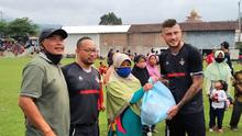 Pemain asing PSS Sleman saat memberikan bantuan kepada warga Plumbon, Tawangmangu, Kabupaten Karanganyar, Jumat (13/11/2020). (Bola.com/Vincentius Atmaja)