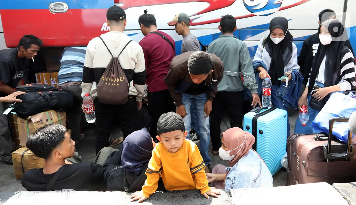 Selain itu, para sopir bus juga diwajibkan untuk melakukan pengecekan kesehatan di posko yang sudah disediakan petugas. Pemeriksaan itu akan terus dilakukan secara berkala hingga 2 Mei 2023. (Liputan6.com/Johan Tallo)