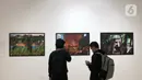 Pengunjung mengamati karya fotografi yang dipajang dalam pameran bertajuk Innovation di Erasmus Huis, Jakarta, Kamis (5/3/2020). Pameran yang menceritakan tentang inovasi dari karya dari 10 pewarta foto tersebut berlangsung hingga 5 April 2020. (Liputan6.com/Immanuel Antonius)