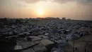 Potret kamp tenda untuk warga Palestina yang mengungsi membentang di sepanjang Zawaida di Jalur Gaza tengah pada Selasa 4 November 2025. Sekitar 90% populasi Gaza terpaksa mengungsi, banyak yang tinggal di tempat penampungan darurat yang terbuat dari bahan seadanya. (AP Photo/Abdel Kareem Hana)