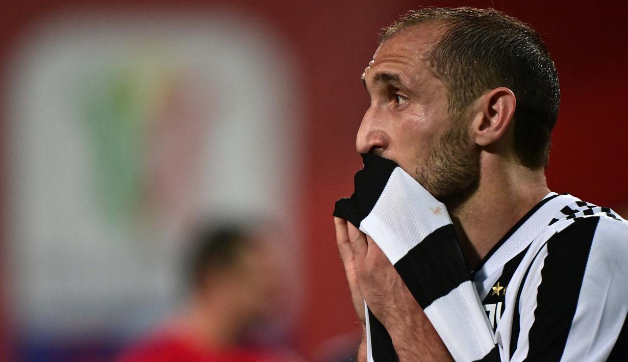 Saat ini, statusnya sendiri masih sebagai pemain bebas transfer. Kontraknya sendiri habis pada Juni 2021 lalu dan sejauh ini belum ada pengumuman perpanjang kontraknya dari Juventus. (Foto: AFP/Miguel Medina)