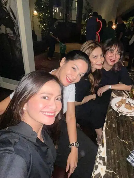 "Keluar malam para gadis," tulis Novia Anggie membagikan potretnya. [Instagram/novitangie]