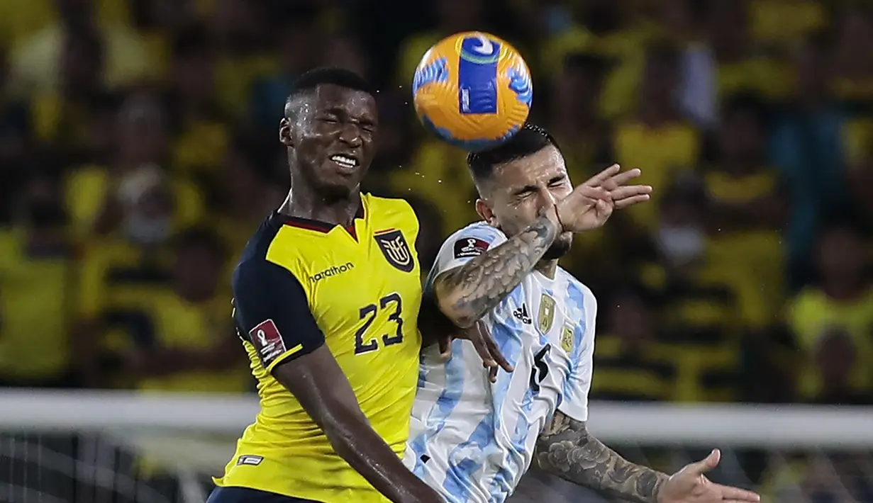 Gelandang Ekuador Moises Caicedo berebut bola dengan bek Argentina Juan Foyth pada laga kualifikasi Piala Dunia 2022 zona CONMEBOL di Estadio Monumental Banco Pichincha, Rabu (30/3/2022). Argentina dipaksa menelan hasil imbang 1-1 atas Ekuador. (FRANKLIN JACOME / POOL / AFP)
