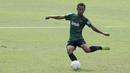 Pemain Timnas Indonesia U-22, Beni Oktaviansyah, bersiap menendang bola saat latihan di Stadion Madya Senayan, Jakarta, Kamis (24/1). Latihan ini merupakan persiapan jelang Piala AFF U-22. (Bola.com/Yoppy Renato)