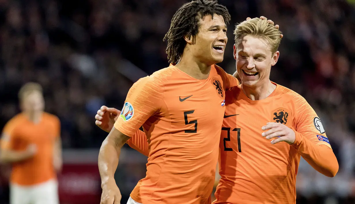 Bek Timnas Belanda, Nathan Ake (kiri) berselebrasi dengan rekannya Frenkie de Jong setelah mencetak gol ke gawang Estonia pada matchday terakhir Grup C  Kualifikasi Piala Eropa 2020 di Johan Cruijff Arena, Selasa (19/11/2019). Belanda mengandaskan Estonia dengan skor 5-0. (Koen Van WEEL/ANP/AFP)