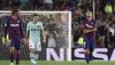 Striker Barcelona, Luis Suarez, merayakan gol yang dicetaknya ke gawang Inter Milan pada laga Liga Champions di Stadion Camp Nou, Barcelona, Rabu (2/10). Barcelona menang 2-1 atas Inter. (AFP/Josep Lago)