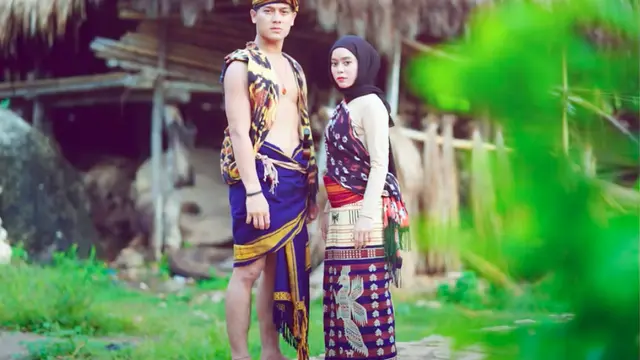 Momen Lesty Kejora dan Rizky Billar jadi Raja dan Permaisuri Sehari di Pulau Sumba. (Sumber: YouTube/Rizky Billar)