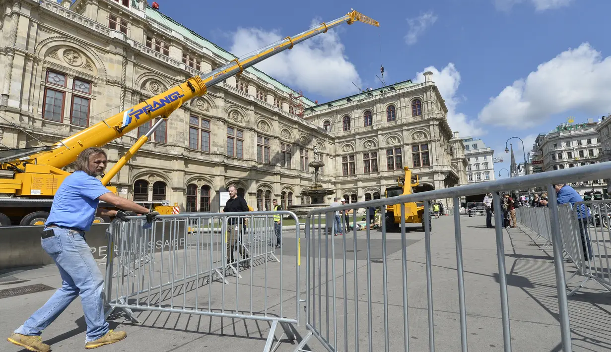 Sebuah derek dan palang yang dilokasikan di depan gedung opera di Wina, Austria, 21 Agustus 2014, dalam persiapan untuk syuting film 'Mission Impossible 5'. (Bintang/EPA)