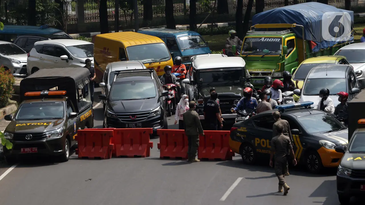 FOTO: Kendaraan Menuju Depok Tertahan di Pos Penyekatan PPKM Darurat