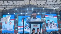 Calon presiden nomor urut dua Prabowo Subianto saat kampanye akbar di Stadion Gelora Delta Sidoarjo, Jawa Timur, Jumat (9/2/2024). (Liputan6.com/Lizsa Egaham)