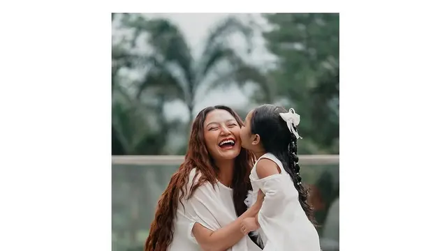 Potret Gender Reveal Anak Kedua Siti Badriah (credit: instagram/krisjianabah)