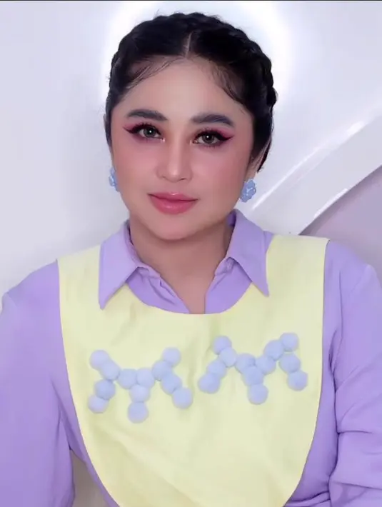 <p>Kini Depe lebih aktif jadi juri di sebuah konten dangdut Indonesia. [Foto: instagram.com/dewiperssik9]</p>