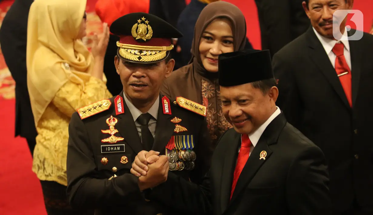 Kapolri Idham Azis (kiri) salam komando dengan Menteri Dalam Negeri Tito Karnavian (kanan) setelah upacara pelantikan di Istana Negara, Jakarta, Jumat (1/11/2019). Idham Azis dilantik menjadi Kapolri menggantikan Tito Karnavian yang diangkat menjadi Mendagri. (Liputan6.com/Angga Yuniar)