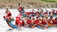 Sejumlah peserta bersiap memulai perlombaan tradisional China, Dragon Boat di Taipei, taiwan, Minggu (28/5). Perlombaan perahu naga ini untuk mengenang kematian penyair Qu Yuan yang tewas tenggelam pada 278 SM. (AP Photo/Chiang Ying-ying)