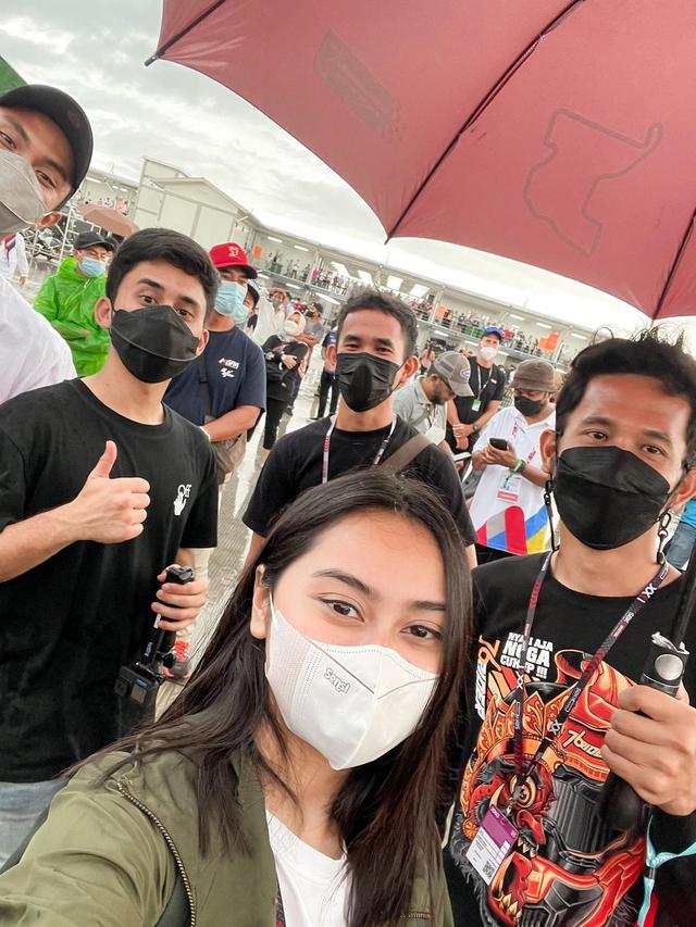 6 Potret Memes Prameswari Nonton WSBK di Sirkuit Mandalika, Foto Bareng Pembalap