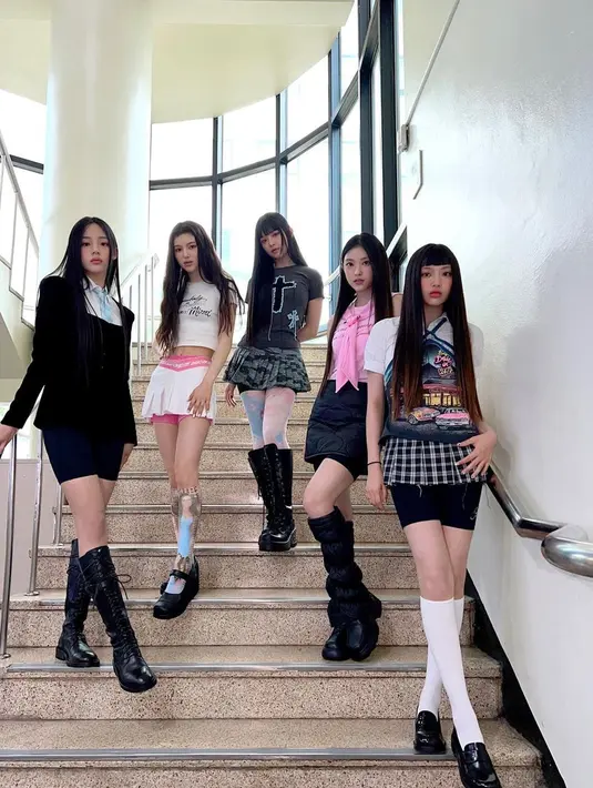 Bahkan, untuk menyiasati penampilan member dengan rok mini, sang stylish pun memilih untuk memakai celana khusus bersepada. Meski cukup unik, tak sedikit pula netizen yang memuji penampilan dari pelantun lagu Hype Boy ini. (Liputan6.com/IG/@newjeans_official)