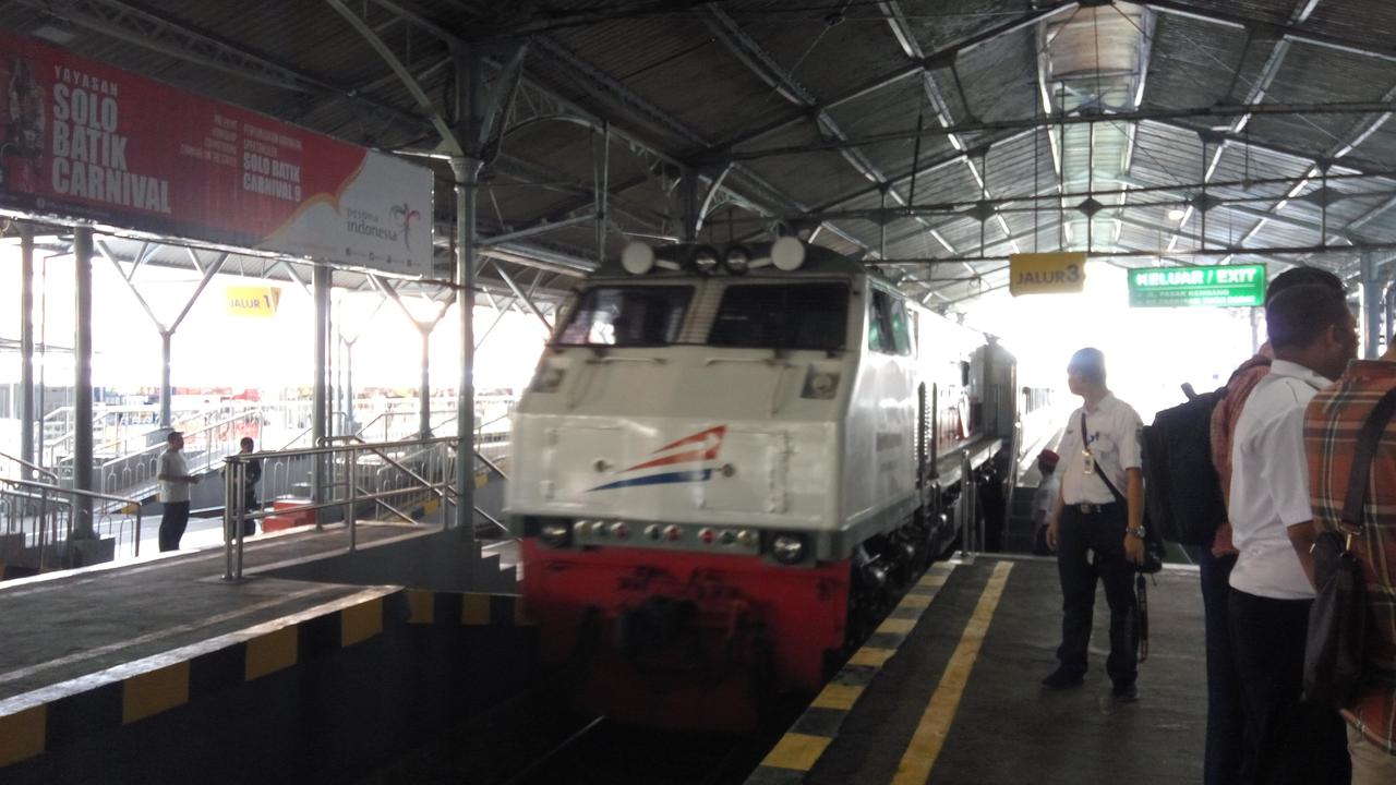 Saat ini jalur darat Sukabumi ke Bogor cukup macet sehingga perlu alternatif lain seperti kereta api.