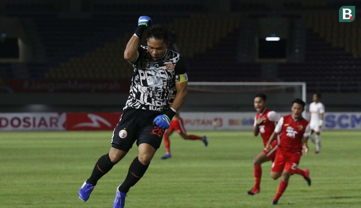 Selebrasi kiper Andritany Ardhiyasa dan para pemain Persija Jakarta usai memenangkan adu penalti 4-3 atas PSM Makassar dalam laga leg kedua semifinal Piala Menpora 2021 di Stadion Manahan, Solo, Minggu (18/4/2021). (Bola.com/Ikhwan Yanuar)
