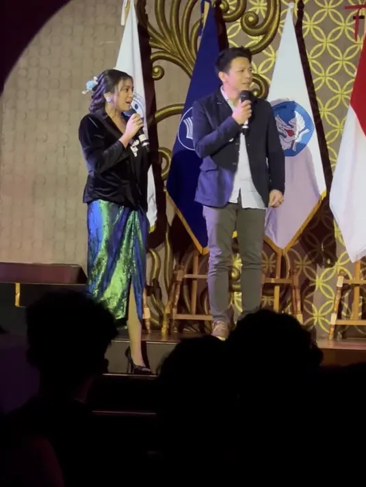 Dipadukan slit skirt warna hijau serta heels warna hitam yang serasi dengan kebayany. @meisya__siregar