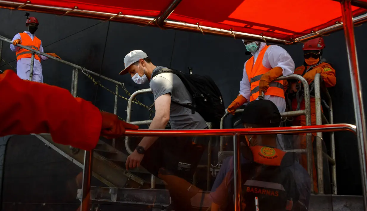 Anggota Basarnas mengevakuasi awak kapal Rusia Alexander Melnik (topi putih) dari kapal tanker Denmark Hulda Maersk di laut lepas pantai Aceh, Selasa (27/4/2021). Alexander Melnik dievakuasi karena mengalami sakit parah di bagian perut bawah sebelah kanan. (CHAIDEER MAHYUDDIN/AFP)