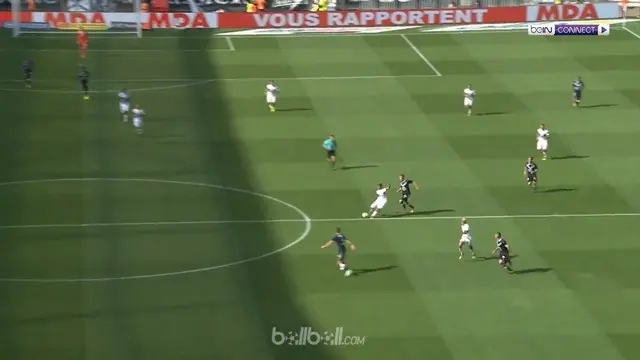 VIDEO: Striker Lyon Cetak Gol dari Tengah Lapangan di Liga Prancis
