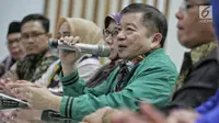Anggota Dewan Pertimbangan Presiden, Suharso Monoarfa (kedua kanan) memberi keterangan pers di DPP PPP, Jakarta, Sabtu (16/3). Suharso diangkat sebagai Plt Ketum PPP dengan pertimbangan tidak terjadi kekosongan kepemimpinan. (Liputan6.com/Faizal Fanani)