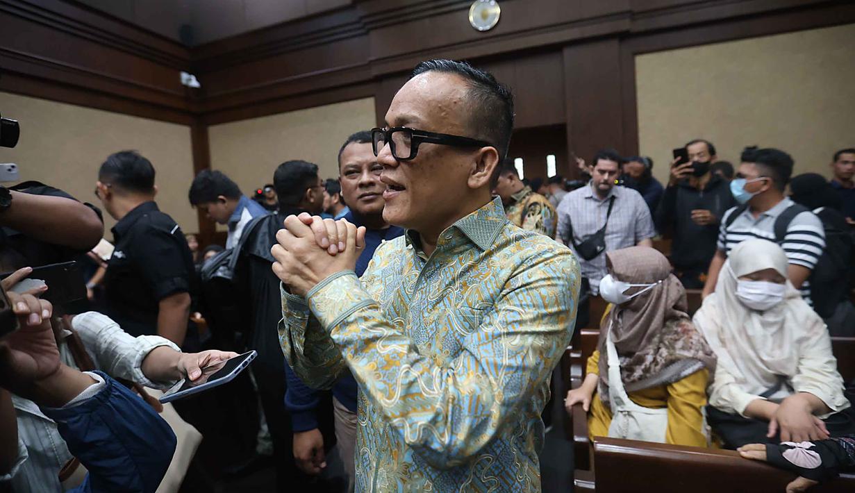 Tersangka kasus dugaan pemerasan dalam pengurusan sertifikat K3 di Kementerian Ketenagakerjaan yang juga mantan Wakil Menteri Ketenagakerjaan (Wamenaker), Immanuel Ebenezer Gerungan (kiri) sesaat sebelum mengikuti persidangan di Pengadilan Tindak Pidana Korupsi (Tipikor) Jakarta pada Pengadilan Negeri Jakarta Pusat, Senin (19/1/2026). (Kapanlagi.com/Budy Santoso)