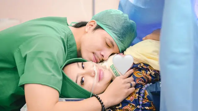 7 Potret Atta Halilintar Jadi Ayah Siaga, Selalu Temani Aurel Hermansyah saat Melahirkan