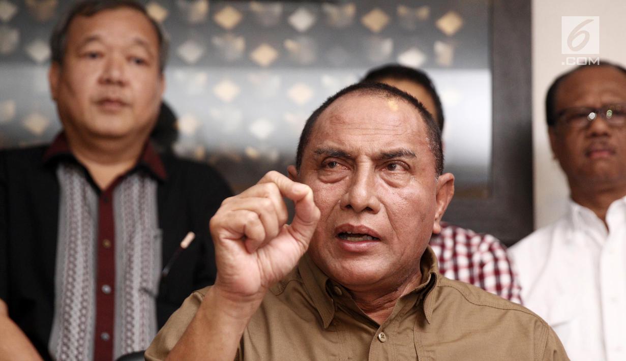 Ketua Umum PSSI Edy Rahmayadi saat jumpa pers terkait meninggalnya suporter Persija, Haringga Sirila, di Jakarta, Selasa (25/9). PSSI menghentikan sementara waktu Liga 1 2018 dalam pertandingan putaran ke dalam 18 klub. (Liputan6.com/Herman Zakharia)