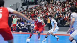 Bertanding di Indonesia Arena, Kompleks Gelora Bung Karno, Senayan, Jakarta, Sabtu (31/1/2026), duel Indonesia vs Irak berlangsung ketat sejak menit awal. Tampak dalam foto, pemain Timnas Futsal Indonesia, Syauqi Saud (kedua kiri) saat bertanding melawan Irak pada laga penyisihan Grup A Piala Asia Futsal 2026 di Indonesia Arena, Kompleks Gelora Bung Karno, Senayan, Jakarta, Sabtu (31/1/2026). (Bola.com/Bagaskara Lazuardi)