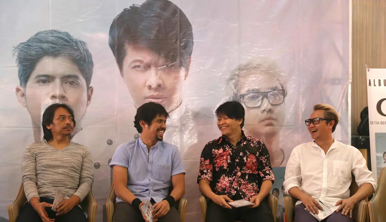 "Album ini mengangkat hubungan horizontal dan vertikal, yaitu hubungan dengan Sang Maha Pencipta dan hubungan sesama manusia dengan konteks yang berbeda-beda," ujar Hendy di KFC Kemang, Jakarta Selatan, Senin (15/5). (Nurwahyunan/Bintang.com)