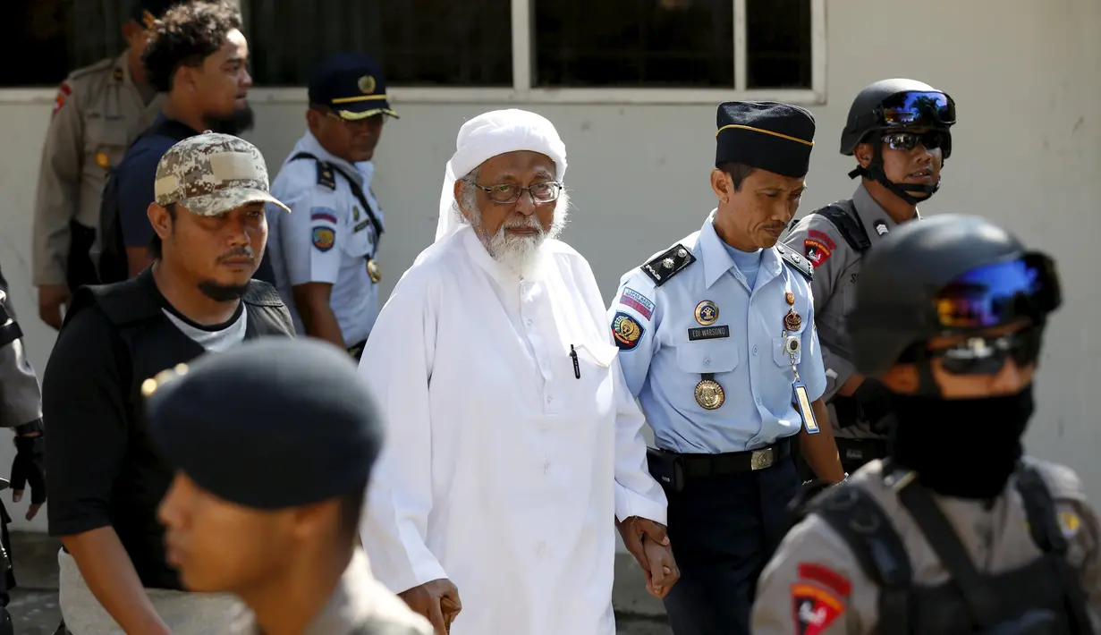 Abu Bakar Baasyir berjalan menuju ruang sidang Peninjauan Kembali (PK) di PN Cilacap, Jawa Tengah, Selasa (12/1). Ba'asyir terbukti terlibat pelatihan militer kelompok teroris di Aceh. REUTERS/Darren Whiteside. (REUTERS/Darren Whiteside)
