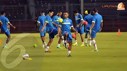 Striker Timnas Indonesia asal Papua Titus Bonai juga sudah terlihat hadir dalam sesi latihan perdana yang digelar di Stadion GBK pada Kamis 11 Juli 2013. (Liputan6.com/Helmi Fithriansyah)