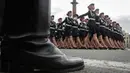 Kadet wanita institut Menteri Dalam Negeri, saat mengikuti latihan parade militer Hari Kemenangan di St.Petersburg, Rusia, (7/5). Pawai akan berlangsung di Dvortsovaya (Istana) Square pada tanggal 9 Mei. (AP/Dmitri Lovetsky)