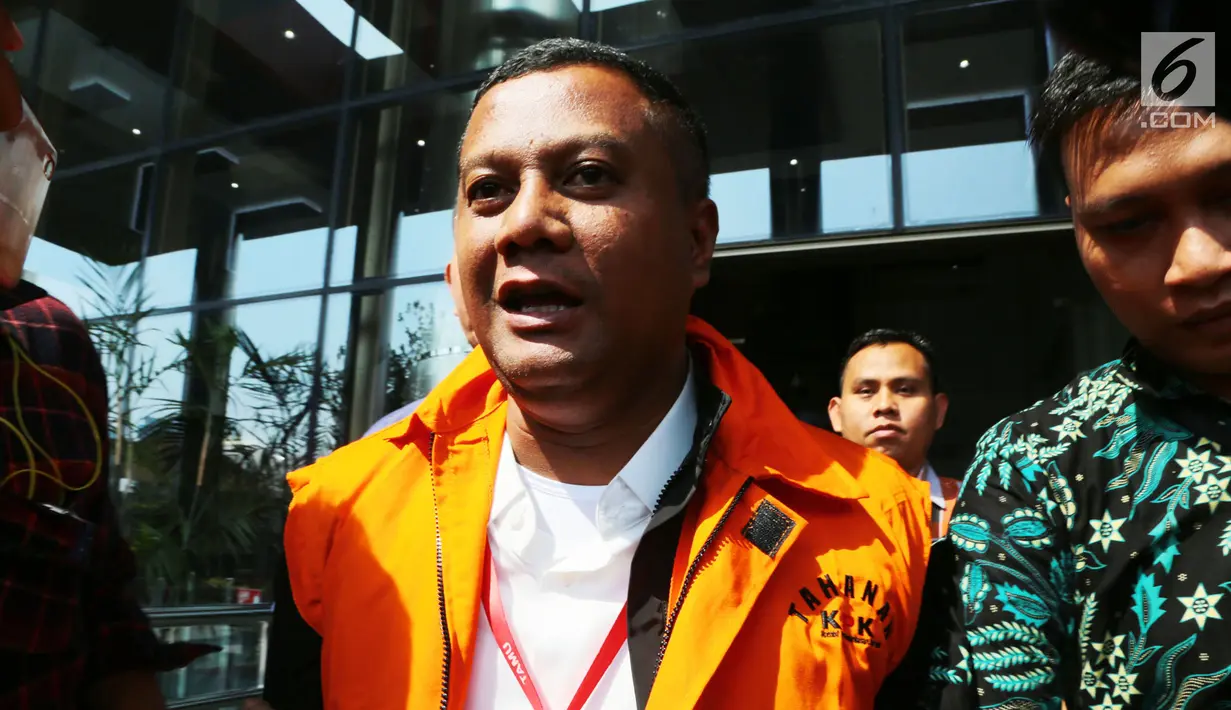 Bupati Mojokerto, Mustofa Kamal Pasa memakai rompi tahanan usai menjalani pemeriksaan oleh penyidik di gedung KPK, Jakarta, Senin (30/4). Mustofa Kamal Pasa resmi ditahan 20 hari kedepan untuk memudahkan pemeriksaan. (Merdeka.com/Dwi Narwoko)