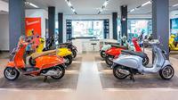 Deretan line up Vespa berjejer rapi menghiasi ruang pamer dealer Piaggio Indonesia. (ist)