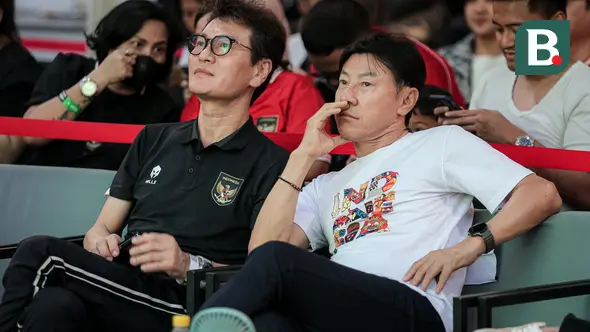 Mantan pelatih Timnas Indonesia, Shin Tae-yong saat nonton bareng laga lanjutan Putaran Ketiga Kualifikasi Piala Dunia 2026 melawan Australia di daerah sekitar Setiabudi, Jakarta Pusat, Kamis (20/03/2025) sore WIB. (Bola.com/Bagaskara Lazuardi)