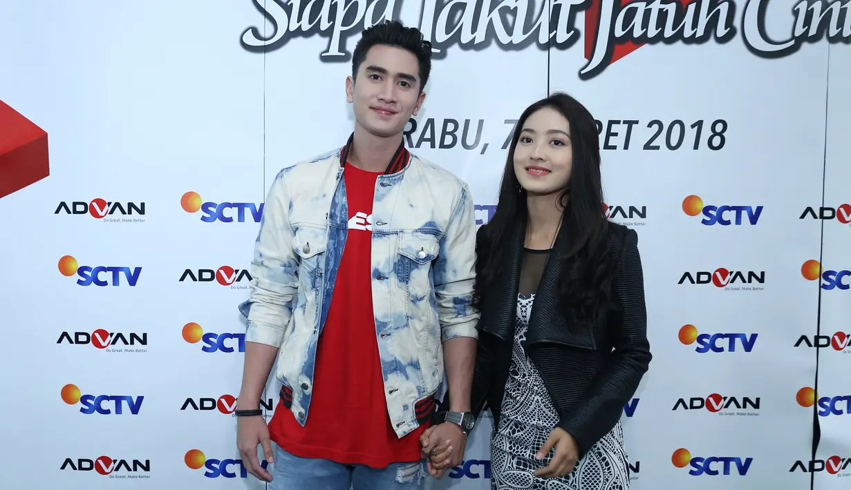 "Karena kan adegannya. bukan adegan sih. Dia kan jarang-jarang. Tiba-tiba dia benerin baju aku, kan aku lagi jadi nahkoda gitu jadi kayak, yang apa sih suami lagi pergi kerja terus istrinya begitu," sambung Verrell Bramasta. (Nurwahyunan/Bintang.com)