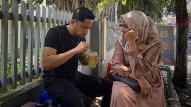 Potret 6 Seleb Saat Ketahuan Jajan Pinggir Jalan, Tak Gengsi Tunjukkan Sisi Sederhana