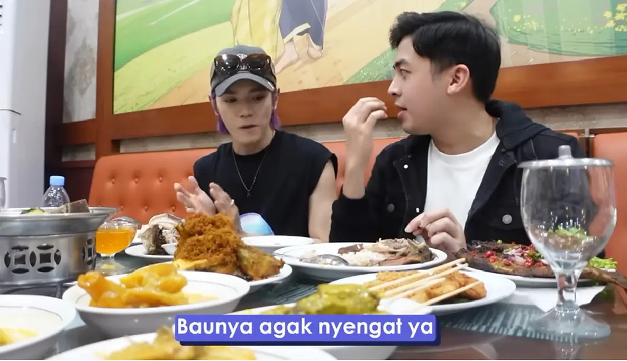 "Asin banget" katanya yang kemudian menyendok nasi dan memakannya. "Kayaknya kalau nggak seasin ini aku bisa sih," tulis dalam videonya. [Youtube/Nihongo Mantappu]