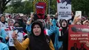 Mereka memprotes keterlibatan Indonesia dalam Board of Peace (BoP), sebuah badan internasional untuk rekonstruksi pascaperang di Gaza yang diusulkan oleh Presiden AS, Donald Trump. Tampak dalam foto, aktivis Muslim mengangkat poster dan meneriakkan slogan-slogan selama unjuk rasa dukungan untuk warga Palestina di Gaza, di depan Kedutaan Besar Amerika Serikat, Jakarta, Jumat 13 Februari 2026. (AP Photo/Achmad Ibrahim)