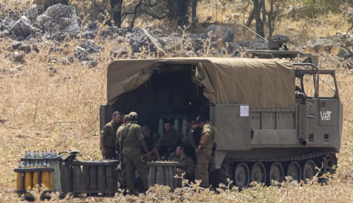 Tentara Israel berkumpul di sekitar peluru unit artileri bergerak dekat perbatasan dengan Lebanon di Israel utara, Selasa (28/7/2020). Situasi perbatasan Israel dengan Lebanon memburuk setelah meningkatnya ketegangan antara kedua negara. (AP Photo/Ariel Schalit)