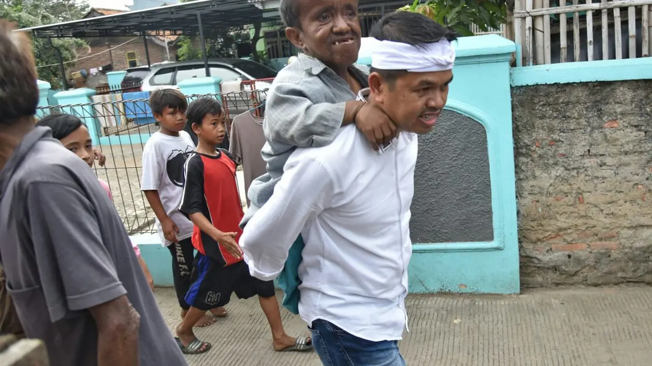 Cawagub Dedi Mulyadi Gendong Dede, Pengemis di Jalanan Bekasi
