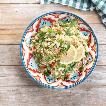 Couscous bowl kaya akan nutrisi dan mengenyangkan sehingga cocok untuk kamu yang sibuk dan ingin menerapkan pola makan berbasis nabati. [Dok/freepik.com/chandlervid85]