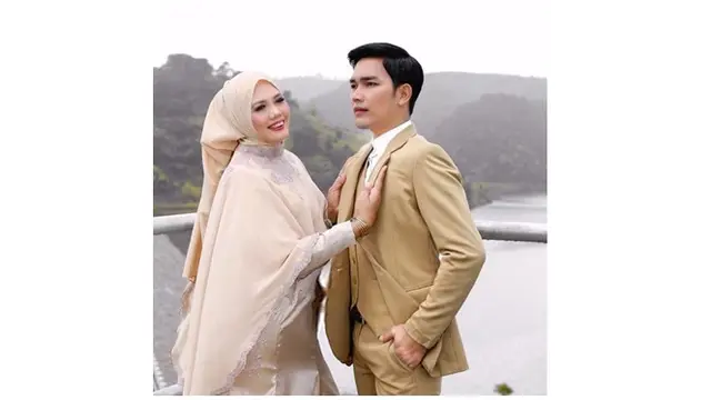Kenakan Busana Senada, Ini 6 Pemotretan Elly Sugigi dan Aditya Gumelar Bak Prewedding