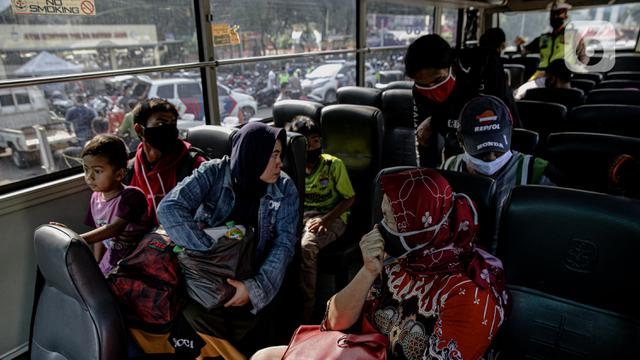 FOTO: Penumpang Travel Gelap Dipulangkan Usai Terjaring Razia