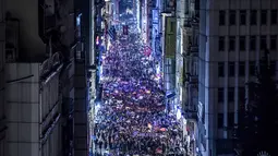 Ribuan orang berkumpul saat memperingati Women's Day atau Hari Perempuan Internasional di Jalan Istiklal, Istanbul, Turki, Kamis (8/3). (BULENT KILIC/AFP)